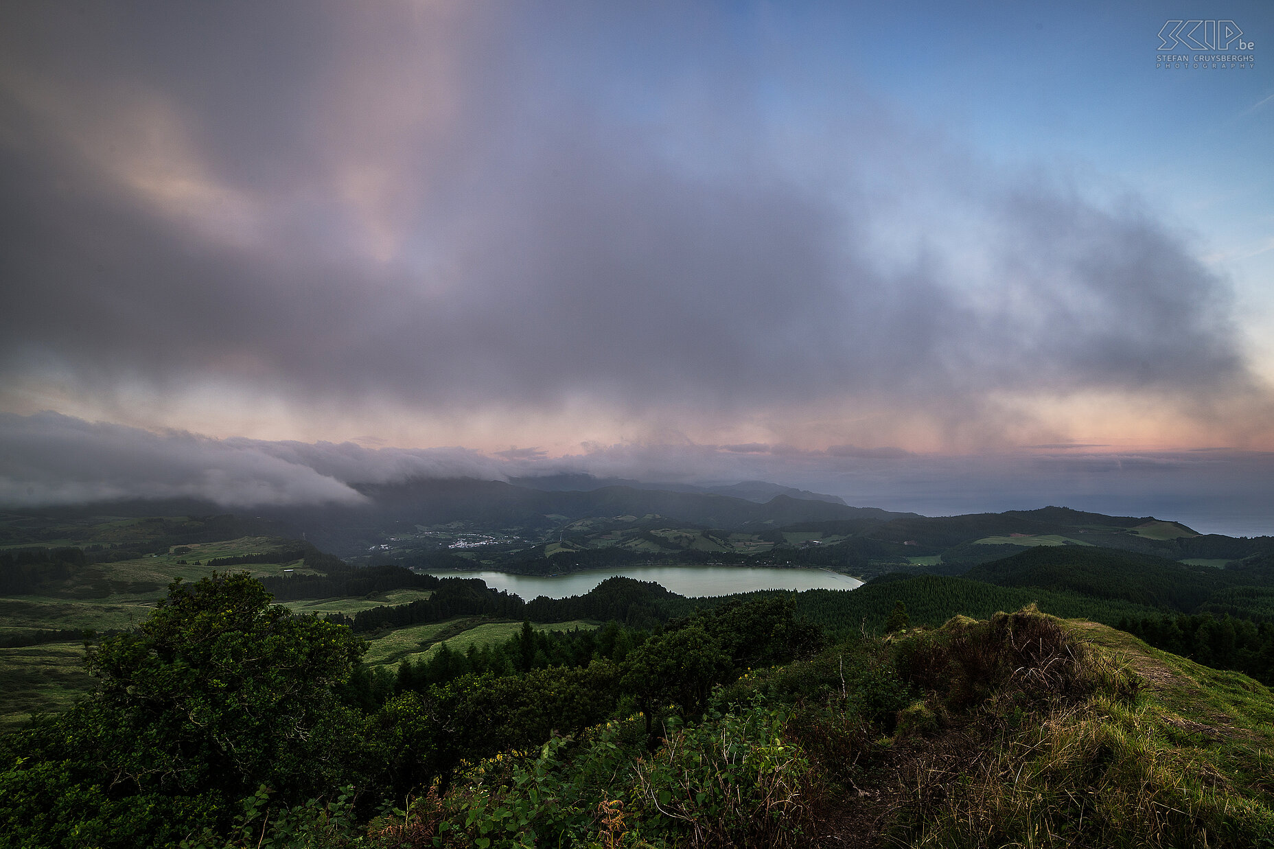 Lagoa das Furnas Zicht op Lagoa das Furnas vanaf de heuveltop nabij Castelo Branco bij zonsondergang. Stefan Cruysberghs